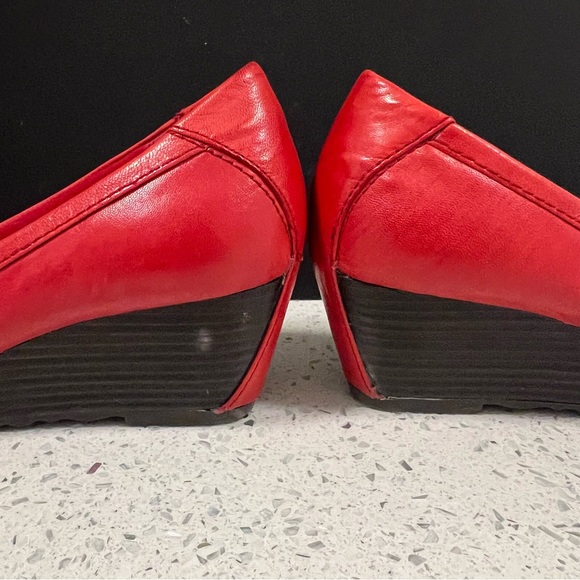 BARETRAPS Women's Wedge Heel Red Leather Shoes Size 10 - Picture 9 of 9